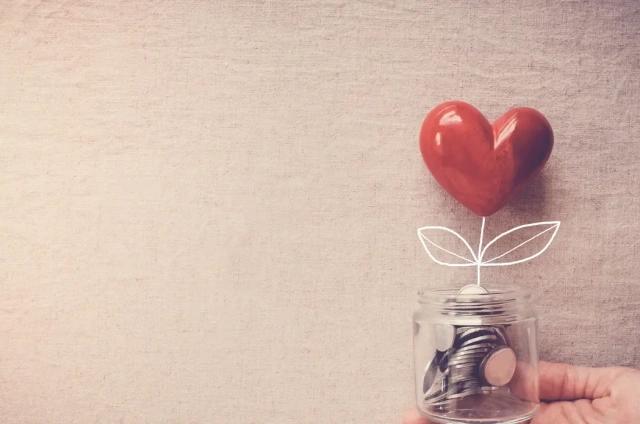 love heart above coin jar